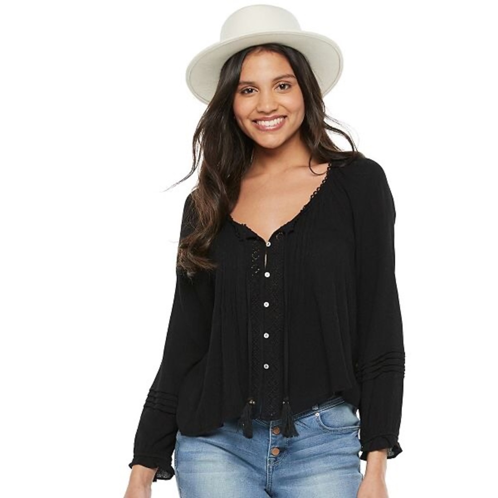 ❄️ 2/$20 Juniors' American Rag Lace Mix Peasant Top